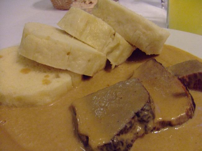 牛肉とクネドリーキ。<br />ソースがほんのり甘くて、クネドリーキが良くあいます。<br /><br />この後、美味しかったと幸せな気分で地下鉄に向かったら、<br />警察官に身分証明書の提示を求められました。<br />たまたまパスポートを持っていたものの、もしも提示できなければ<br />罰金だとか。。チェコは身分証明書の携帯が義務だそうです。<br />ご注意を。