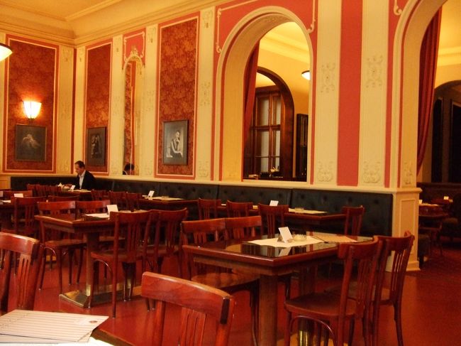 カフェ・ルーブル<br />前日のお昼過ぎに行ったら満員だったので、<br />この日は朝に行きました。