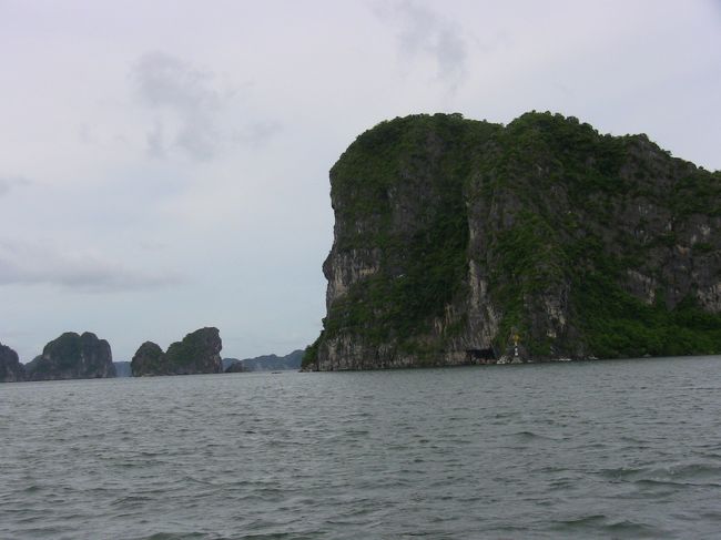 ハロン湾１泊ツアーの始まりです。<br />桟橋からボートに乗りハロンジャスミン号へ。<br />現地時間１時過ぎ、船長の航路や今後の説明の後昼食。<br />すべて英語だったので、３０％しか解らず、あとは英語表記の日程表を翻訳するのみ。<br />知らない単語が、い〜ぱい。