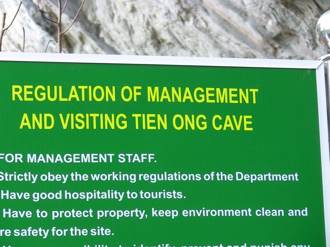 ボートに乗り換え、洞窟へ。<br />説明は英語。理解できない、３０％しか。<br />