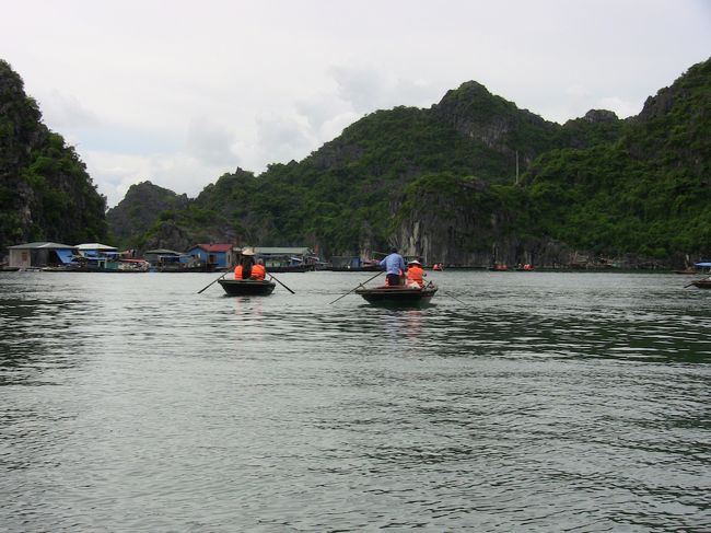 波は静か。天候、曇り。<br />