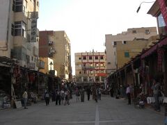 再度、ナイルを渡って、アスワンの市場へ。

ここは、安全（？）な感じでした。

この先の狭い路地に入ったところのアクセサリー屋さんに入りました。
岩サンゴと言って赤い玉の首飾りを売っていたのです。一緒にいた方が興味を持ち、購入を考え始めました。で、店の人、「本物だよ！！」と言って取り出したライター。「何するんだろう？」と見ていたら、その売り物を火であぶり始めました。
私たち「え？ええええ〜？」。
驚きのあまり声にならず…。
お店の人曰く「偽物は、焼けて溶けるんだ。本物だから燃えない。」と、本物であることを証明してくれました。（エジプト語、みんな理解不可。でも、不思議と伝わるんですよね。身振り手振りで。）

あぶったところを見たのですが、全く変化なし。
本物の証なのでしょうが、みんな心の中は複雑。

「そこまでしてくれた」ってことで購入。
でも、結構な（エジプト価格で）値段だった。
確かに日本ではン十万するものだろうけれど、商品を火であぶるなんてします？
目の前であぶられたものを、ン十万も出して購入しますか？

不思議体験が、安心してできました。

