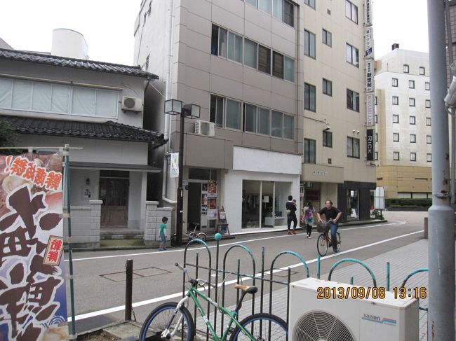 店の前の通りの様子です。