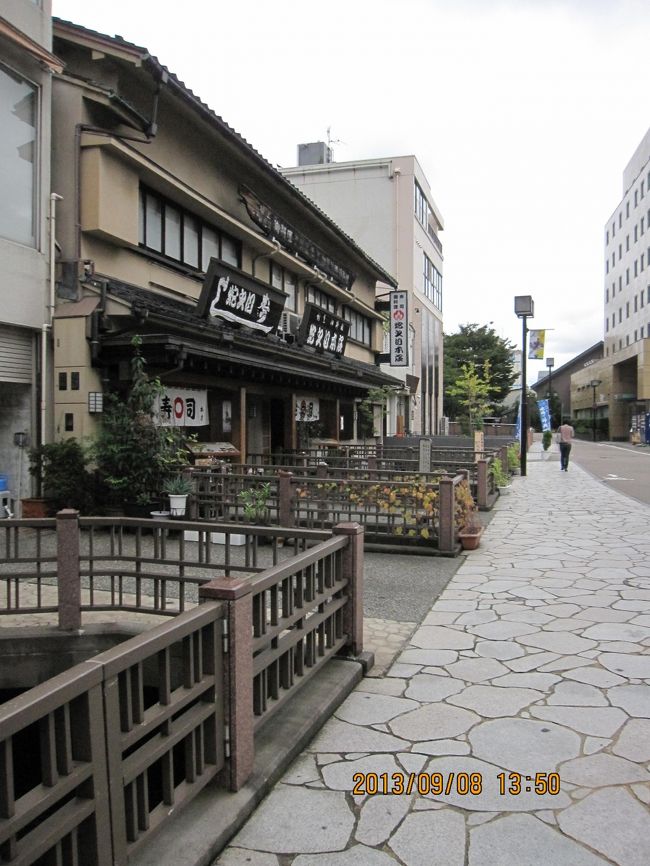 金沢では、着物姿の女性を何人も見かけました。外国人の観光客もちらほら。着物を着た女性は格段に魅力的に見える気がします。自分が海外に出かけたときに、現地の人の伝統的な装束を見ると、よかったなあと言う気になります。外国人観光客の人達も喜んでくれたかな。本日見かけた女性達は、いわゆる、クロウトさんのようで、着こなしも立ち居振る舞いもすっきりしていました。