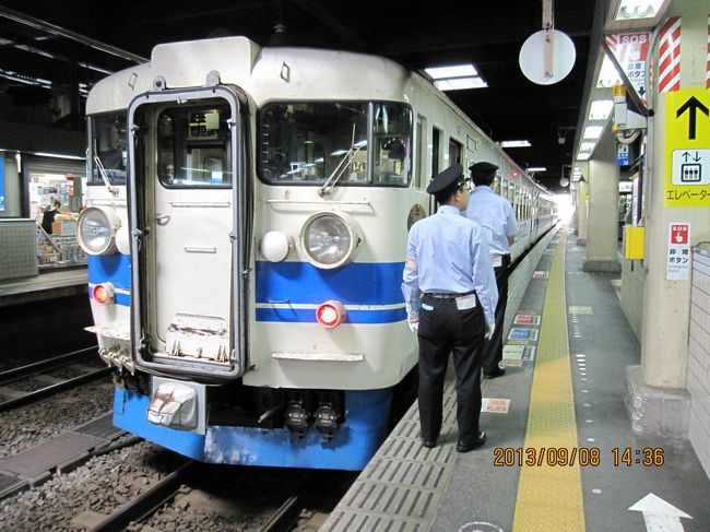 帰りは、15時発の敦賀行きです。この写真は隣のホームの富山行きです。古い車両がまだ現役でがんばっていました。この電車で富山まで乗っていきたかったのですが、またの機会に。敦賀行きですが、14時50分すぎに、からの状態で入線してきますが、あっという間に満席になります。列を守らず割り込む人がいるので、油断禁物です。ここで座れないとあとが大変です。何とか座れ、敦賀からは米原経由（琵琶湖の東側を通る）の播州赤穂行で帰りました。