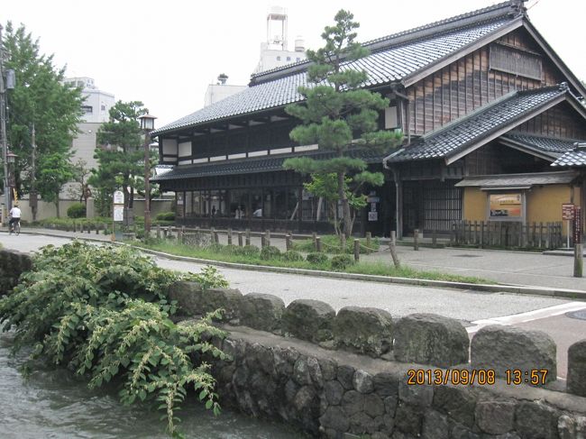 長町武家屋敷跡を通って、金沢駅へもどります。風情のある建物があちこちにあります。武家屋敷といっても、さすがに加賀藩、大きなお屋敷が多かったのですね。