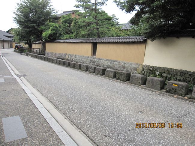 歩道はよく整備されています。素敵な町並みが続くのですが、結構車が通ります。