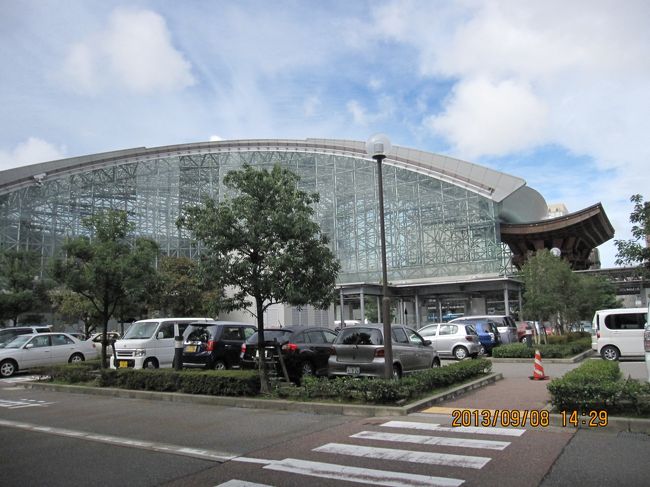 ＪＲ金沢駅です。大きくて新しい駅舎はまだ工事中の箇所があります。改札はなんと有人改札です。大きな駅ですが、自動改札ではありません。駅ｽﾀﾝﾌﾟは改札口を出たところすぐにあります。駅からは、100円の青いバスにのって香林坊へ向かいます。香林坊へ行くバスはいろいろあるのですが、100円バスに長蛇の列が。土日のみ運行されているそうです。とても乗れないやと思っていたのですが、1台にぎゅうぎゅうで乗り込めました。後ろのりで、前降りで料金は後払いです。