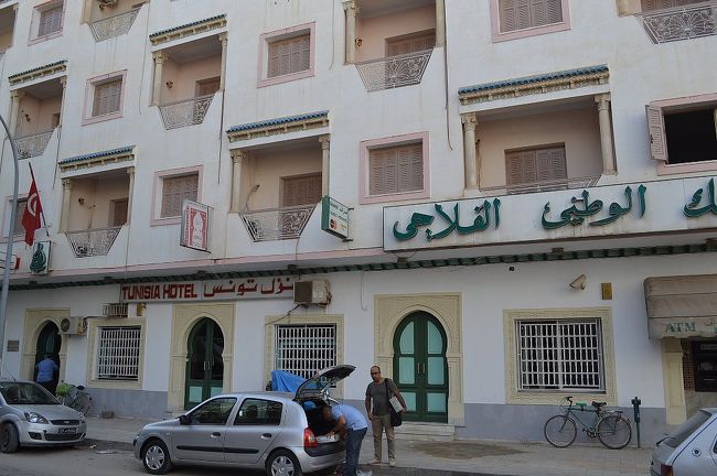 ９日８日、途中で夜が明け、眠気を我慢しながら、朝７時頃、ケロアンの街に着き、目的のホテルチェニジュアに１泊25TD(チェニジュアディナール 1TD=\60)でチェックイン。すぐ、爆睡。