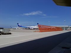 経由地那覇空港に到着。
こちらもタラップから降りバスで建物まで移動です。
写真はバスを降りた直後のもの。天気いいし、空の青さが一味違う・・・気がする。