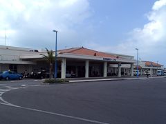 さて、ホテルから２分の離島ターミナルに到着。ここから船で約１０分の竹富島 へ向かいます。