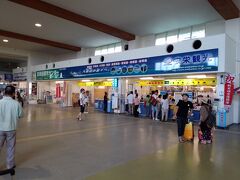 今回利用する船は、安栄観光さんです。理由は、空港から利用した路線バスの方から新空港開港記念の割引券をもらったからなのでした。さらに往復券にすると復路が翌日でも往復割引してくれるとの事で、迷わず往復券を購入。