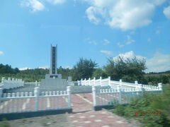 １０時過ぎ。朝鮮戦争のとき出兵した村の犠牲者を弔う記念碑。