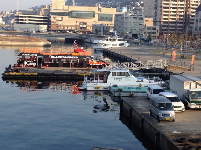 この日は高島海上交通の軍艦島上陸ツアーに参加。<br />他にも市内から数社がツアーを実施しています。<br /><br />大波止電停近くの事務所で受付をして乗船しました。<br />ツアーは予約制で、受付時に軍艦島上陸に関する誓約書の提出が必要です。<br /><br />この時の料金はツアー代4000円＋端島使用料300円の計4300円でした。<br />現在ツアー代は3000円に改定されているそうです。<br /><br />長崎港を9時出発のＡコースに参加。<br />ブラックダイヤモンドという真黒な高速船に乗船します。