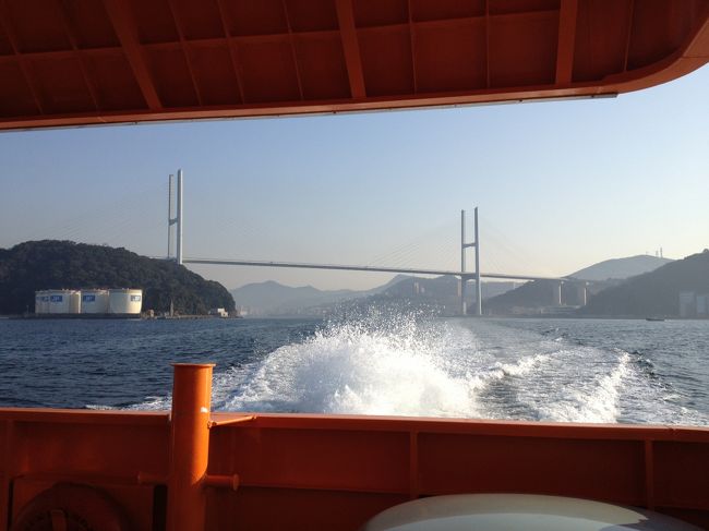 長崎港を出港後、女神大橋をくぐりまずは伊王島に向かいます。<br /><br />船内は自由席で、室内席の他に一階後方と屋上にデッキ席があります。