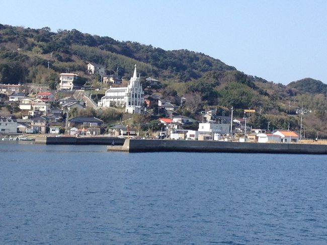 船は伊王島に寄港し、乗船扱いをします。<br /><br />島のシンボル、沖之島教会が見えます。<br />伊王島には大きなリゾートホテルがあり、ここからも多くの乗客が乗り込んで来ました。