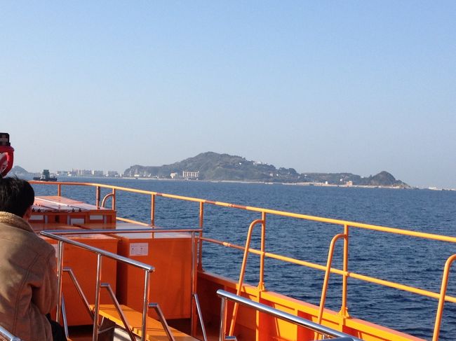 二階デッキ席から。<br /><br />次の目的地、高島が見えてきました。