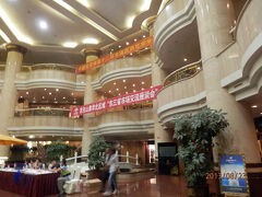 金曜１９時半。長春海航名門酒店 HNA HOTEL にぎやかな垂れ幕には東３省市場交流座談会。