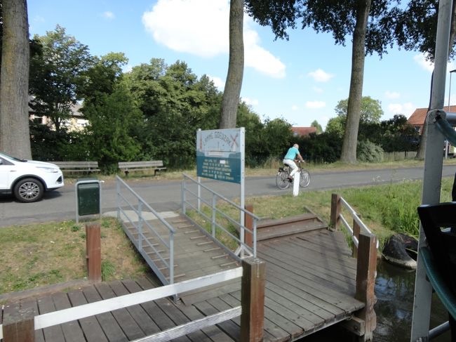 ダムグッドザック号の乗り場<br />マルクト広場から４番、１１：２４のバスに乗ったのですが、下りるべきバス停を乗り越してしまいました。余裕だと思っていたのに、道を戻ったりしていたら１２：００の船にぎりぎり…最後は走ってゼーゼーハ−ハ−息を切らしながらやっと乗り込みました。<br />調べていた４３番のバスは一日に３便しかありませんでした。インフォメでも４番で行くようにと言われました。