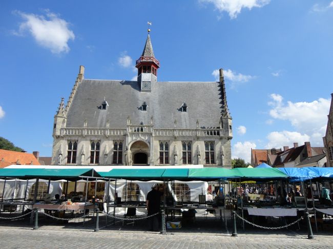 ダム市庁舎。前で古本市をやっていました。