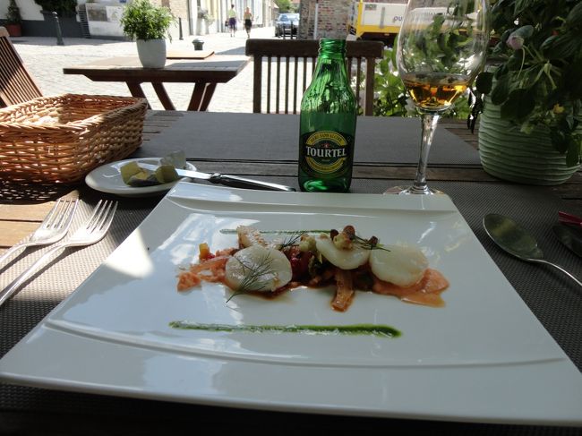 今日のランチメニューとビール１杯、コーヒー（小さなスイーツがついていました）で２８．５ユーロでした。ベルギーの地方都市ブルージュのそのまた郊外の小さな町（村と言ってもいいような小ささです）のレストランなのに、どの料理も非常に美味しかったです。ベルギー料理の質の高さを実感しました。