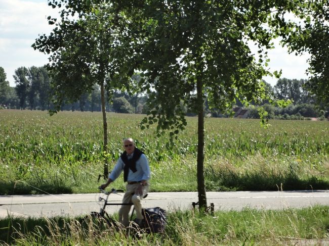帰りも船で・・・<br />サイクリングしている人を多く見かけました。
