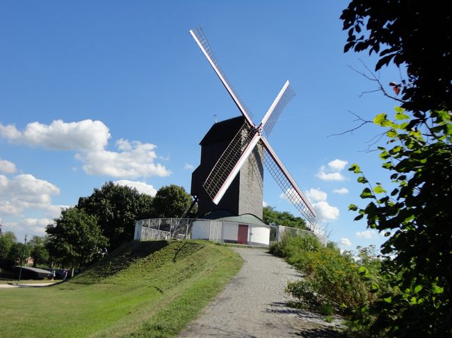 跳ね橋の近くにあった風車