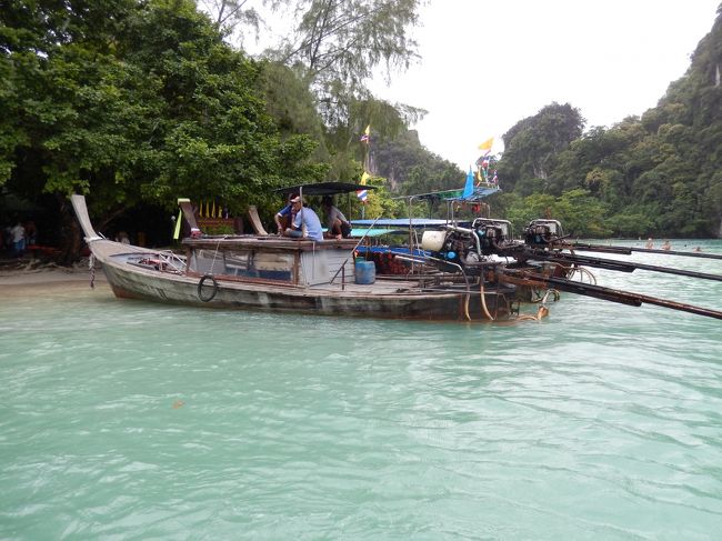 ロングテールボートを800Bでチャーターし、島を一周。<br />所要時間40分くらい？1時間と聞いたけど島自体小さく、<br />あっという間に一周。