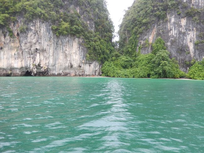 ラグーンがきれいに見えるがロングテールボートでしか行けない<br />と言われ、行ってみるが何にも見えず…。残念！<br /><br />乾季だともっと透明度があって何か見えたのかも。