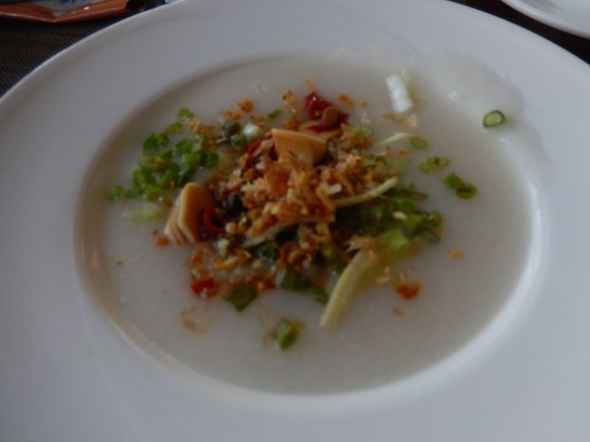 クラビ2日目の朝食。<br /><br />息子はこの豚肉入りのお粥が気に入ったようだ。