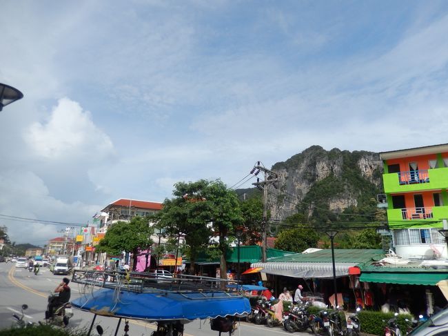 クラビ最終日。<br /><br />ホテルのシャトルバス(有料)にてアオナンへ。<br />ホテルのあるクロンムアンビーチとは異なり土産物屋、コンビニ、<br />レストラン多数。子連れにはこちらの方がよかったのかな…？