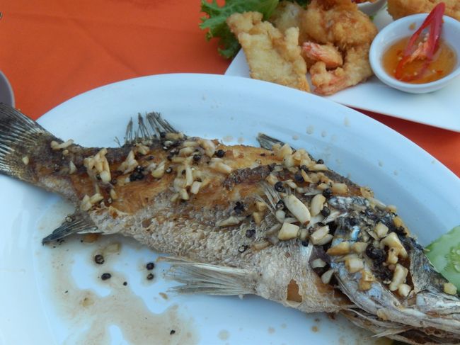 粗みじん切りのニンニクとブラックペッパーがいい感じの魚。