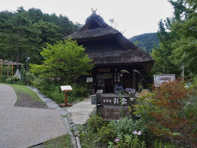 河口湖のICを出て北岸沿いをドライブ。<br />学生の頃、河口湖マラソン、2回走ったっけ。<br />残念ながらあまりいい絵が撮れず。<br />西湖についてからも空が厚い雲に覆われ、富士山が全く見えず。<br />西湖の湖畔、根場浜で遅い昼食を採っていたところ、サイクリング中の中華系のおっちゃんにいやしの里根場への道を聞かれる。<br />ツアー客じゃなかったから台湾人か香港人だったのかな…。<br />携帯のGPS見せて場所を示しても要領を得なかったので一緒に外に出たところ、「500m先右折」の看板があった。<br />おっちゃん、「謝謝」。<br />中国何度も行っているのにコミュニケーションが全くできない（汗）。<br />せめて「不客気」とでも言っときゃ良かった。<br />せっかくだから自分もいやしの里根場に行ってみるか…。<br />今回で3回目だけど。<br /><br />http://www.fujisan.ne.jp/iyashi/index.html