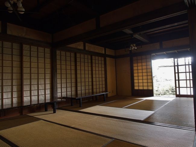 こんな茅葺き屋根の家に泊れたら最高だろうなぁ。