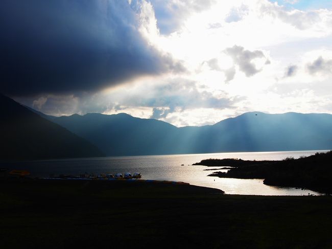 今度は本栖湖。<br />富士五湖の中で一番神秘的な雰囲気かな。