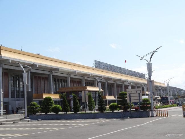 向かって右が国際線ターミナル