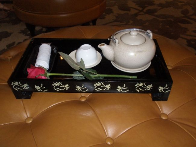 自分の順番が来るまでにお茶とおしぼりのサービスがあります。<br /><br />何種類から選べますが私たちはやはりハノイではこれでしょ！ってことでハス茶を選びました！