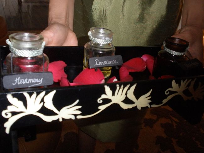 マッサージオイルもこの中から選べます。<br /><br />全てのセティングがきれいですてき！<br /><br />私たちは90分のマッサージコースを頼んだのですが、部屋に通されるとまずはバラの花びらが浮いたお湯で足を洗ってもらいます。<br /><br />その後、オイルマッサージが始まります。<br />広い部屋で夢心地でした。<br />あっという間に時間が来てしまいました。<br />強めにマッサージをお願いしてたので疲れが取れました。