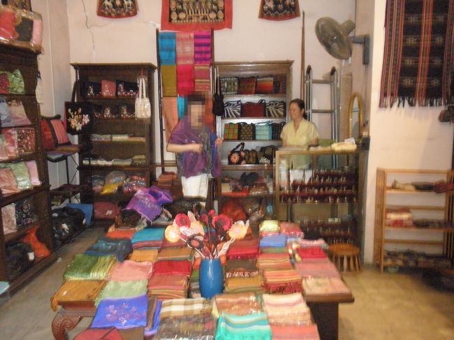 このお店はシルクのショールがたくさんありました。<br />刺繍もついてとっても素敵！