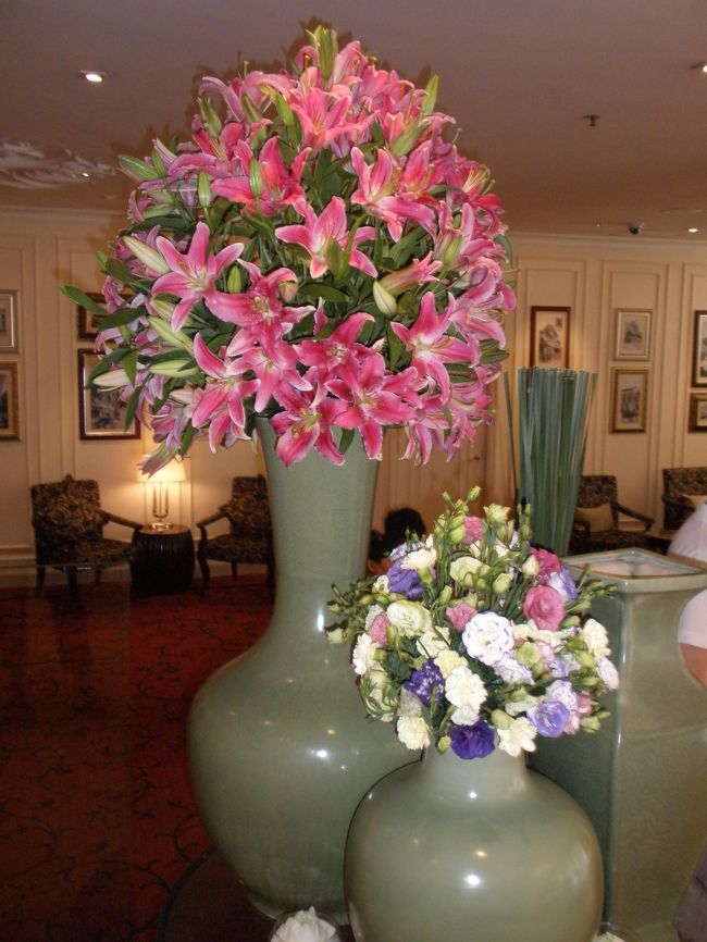 午後5時のチェックアウトのため、一旦メトロポールに帰ります。<br />お土産の整理や帰国に向けてパッキングします。<br /><br />すごい量の買物で、やば〜い！<br /><br />予約した時は10時チェックアウトと言われていたのになぜかここでも無料で5時チェックアウトに変更してくれました！<br />またまた、ラッキー!<br />深夜のフライトで10時チェックアウトはきついですから．．．