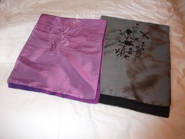 シルクのストール<br /><br />裏と表が違う色で洋服に合わせて変えられます。<br />刺繍もきれい<br /><br />