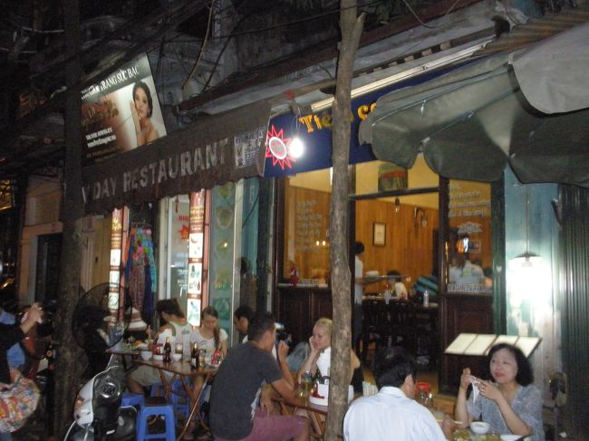 チェックアウトを済ませて荷物をフロントにあづけてハノイ最後の食事にでかけます。<br />観光客に人気な「New Day Restaurant」に行きました。