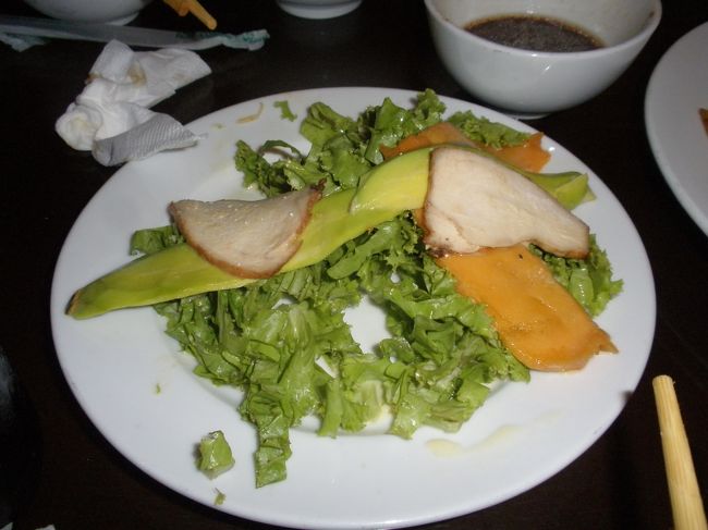 チキンとアボガドとマンゴーのサラダ<br /><br />う〜ん、いまいちかな<br /><br />