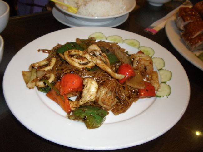 炒めフォー<br /><br />オイスターソースで味付けされていて塩分もちょうど良い！<br /><br />このレストランはどちらかというと中華風で味付けもしっかりしている。<br />スタッフもきびきび動いて気持ちいい。<br />ひっきりなしにお客さんが来て人気なのがわかる。<br />大衆レストランだけど安いしおいしい！<br />ここもおススメです！