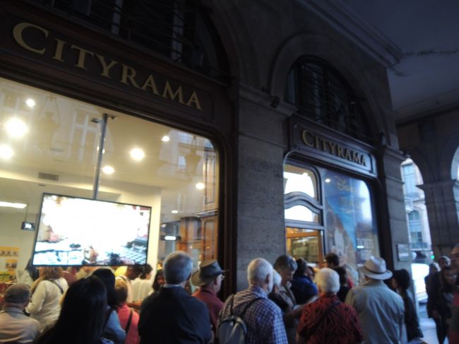 シティラマさんのツアーでベルギーへ。<br /><br />朝6時45分集合。<br />人が多くて、最初どこにならんでいいかわからず困りました。<br />そして分かってはいたものの、ここの集合場所にはトイレがない。<br />トイレは、道路反対側のカフェに行って！と言われる。