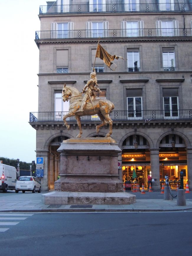 集合場所にある、ジャンヌ・ダルク像。