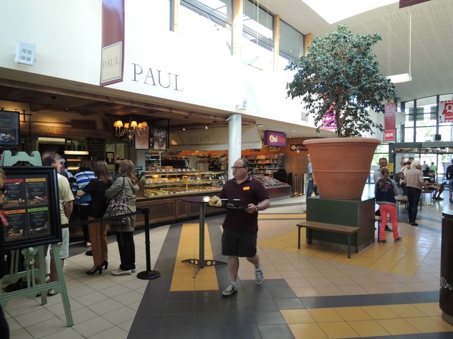 出発して、約2時間後。<br />ベルギーにつく前に一度、高速でのトイレ休憩があります。<br /><br />ここで朝ごはんやお菓子買っている方が多かった。