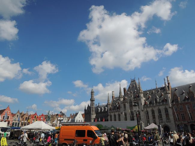 朝市かなにかあったみたいで、車がたくさん泊まっていた。<br />車がなければもっと景色いいのにな〜