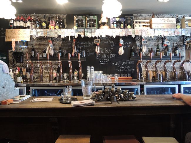 オシャレな店内。<br /><br />世界の紙幣がカウンターの上にずらーっと飾ってあった！<br />もちろん、日本の千円札もありました(´∀｀*)