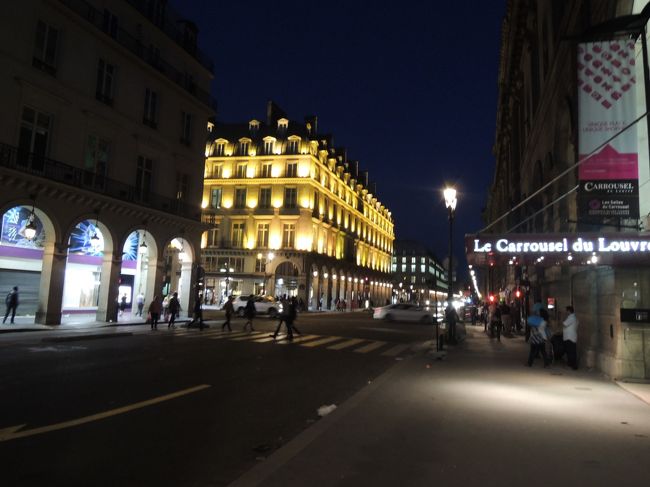 パリ着。<br />シティラマで解散。<br /><br />なのでそこから近い、夜のルーヴル美術館を見に行きます。